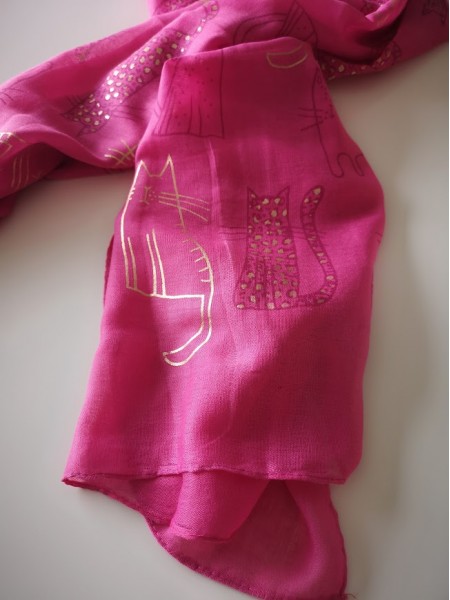 Foulards fuchsia avec imprimés chats l 6 vue de près l Tilleulmenthe mode boutique de vêtements femme en ligne