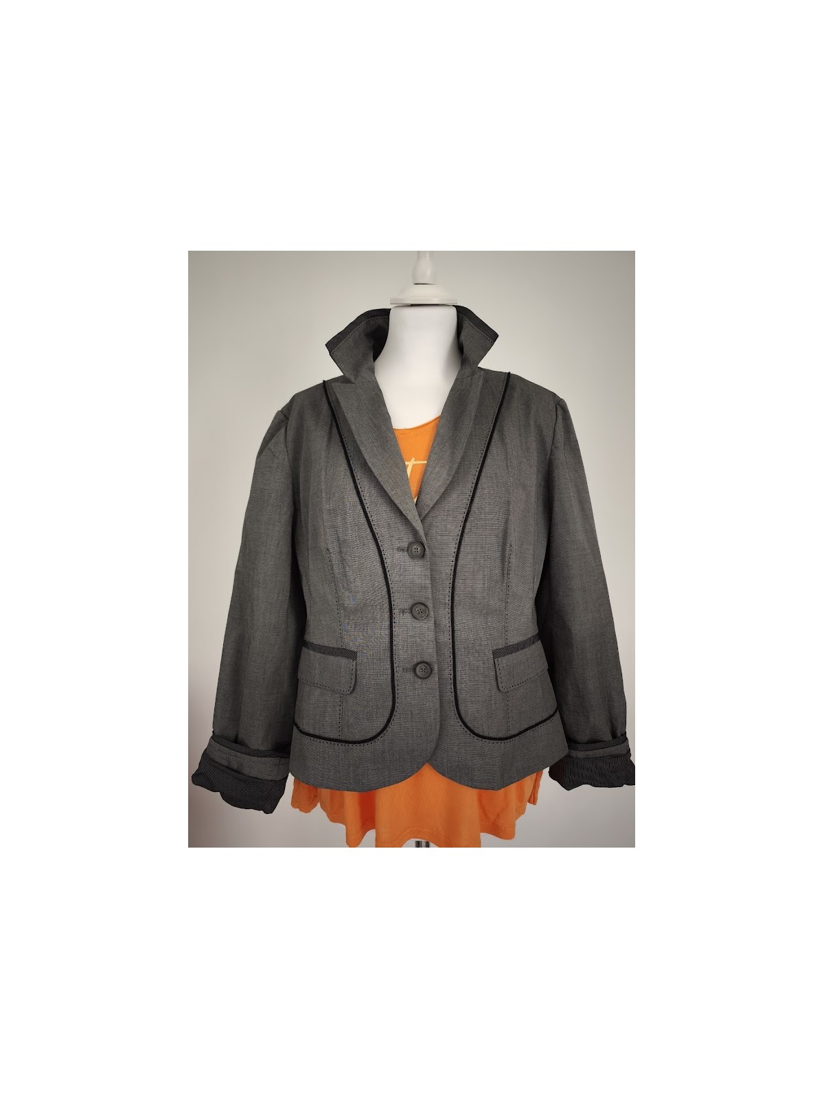 Veste Manoukian grise avec boutons l 1 vue de face l Tilleulmenthe mode boutique de vêtements femme en ligne