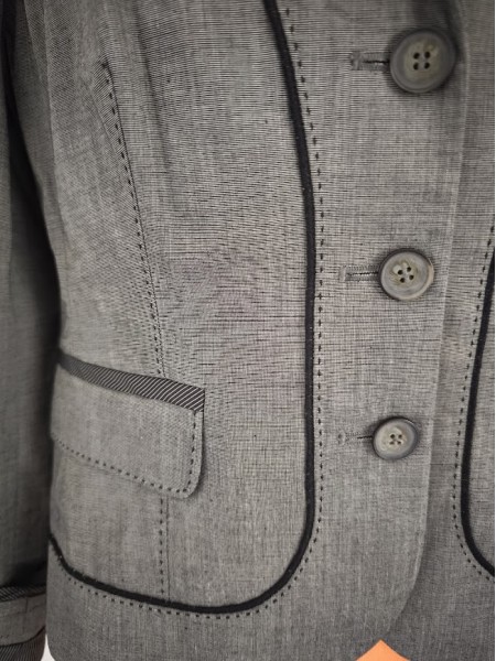 Veste grise Manoukian avec détails noirs l 3 vue rapprochée l Tilleulmenthe mode boutique de vêtements femme en ligne