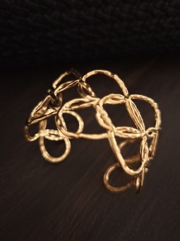 Manchette dorée ajustable l 1 vue de face l Tilleulmenthe mode boutique de vêtements femme en ligne