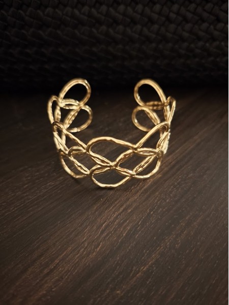 Manchette dorée en acier ajustable l 2 vue de profil l Tilleulmenthe mode boutique de vêtements femme en ligne