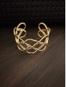 Manchette dorée en acier ajustable l 2 vue de profil l Tilleulmenthe mode boutique de vêtements femme en ligne