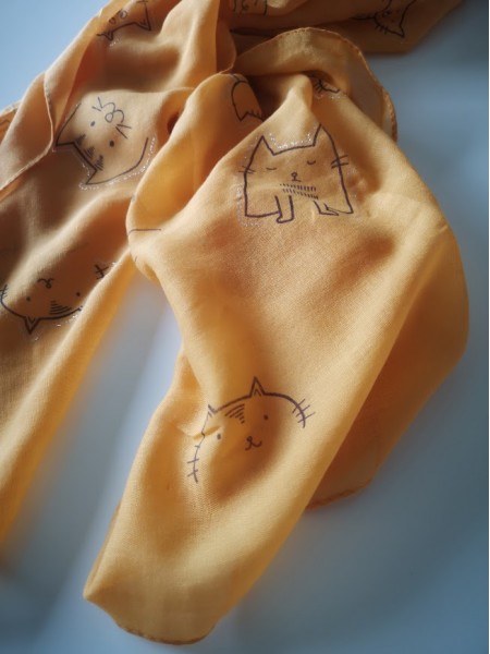 Foulard imprimé chat couleur moutarde l 2 vue motifs l Tilleulmenthe mode boutique de vêtements femme en ligne