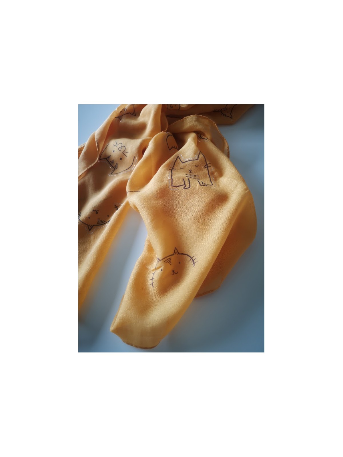 Foulard imprimé chat couleur moutarde l 2 vue motifs l Tilleulmenthe mode boutique de vêtements femme en ligne