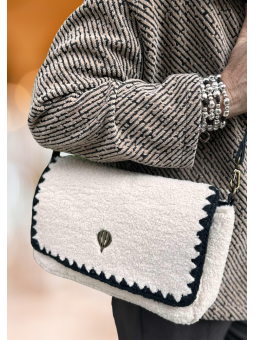 Sac à main noir et blanc effet moumoute l 3 vue rapprochée l Tilleulmenthe mode boutique de vêtements femme en ligne