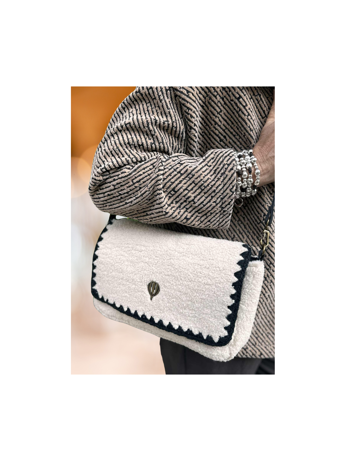 Sac à main noir et blanc effet moumoute l 3 vue rapprochée l Tilleulmenthe mode boutique de vêtements femme en ligne