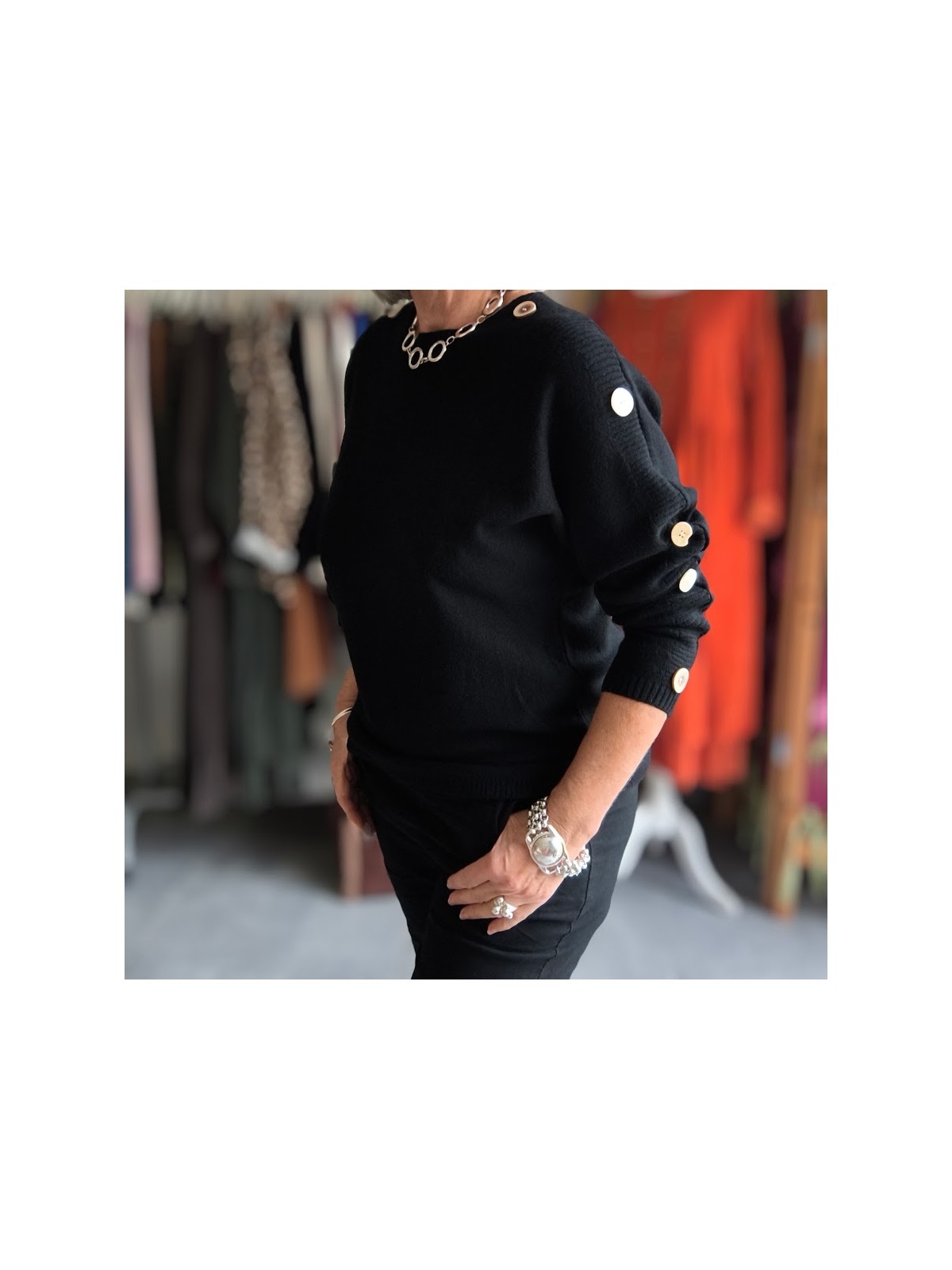Pull manches longues couleur noir avec boutons l 2 vue de profil l Tilleulmenthe mode boutique de vêtements femme en ligne