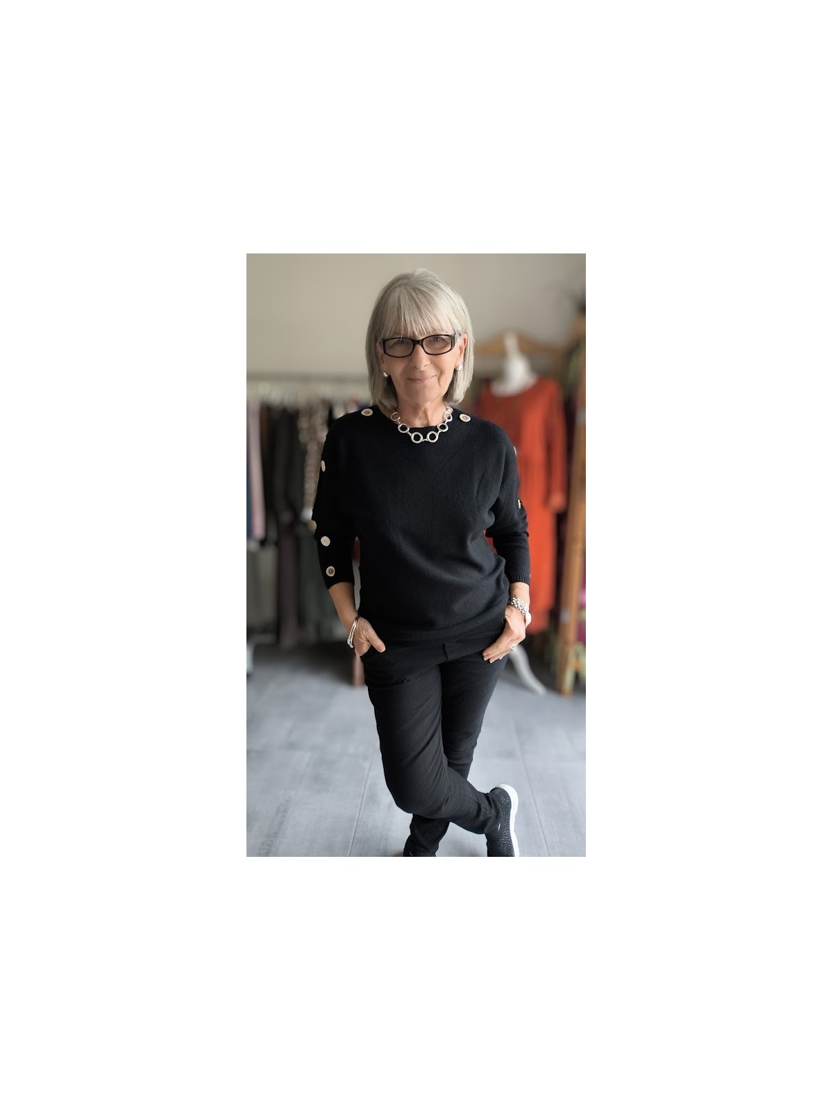 Pull noir manches longues avec boutons argentés l 1 vue porté l Tilleulmenthe mode boutique de vêtements femme en ligne