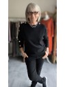 Pull noir manches longues avec boutons argentés l 1 vue porté l Tilleulmenthe mode boutique de vêtements femme en ligne