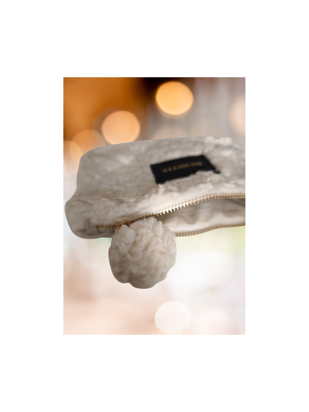 Pochette beige avec pompon et écritures bichette l 2 vue de près l Tilleulmenthe mode boutique de vêtements femme en ligne