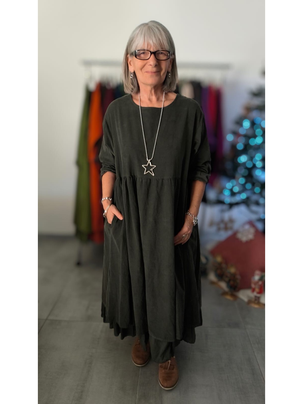 Robe couleur kaki coupe longue l 4 vue portée l Tilleulmenthe mode boutique de vêtements femme en ligne