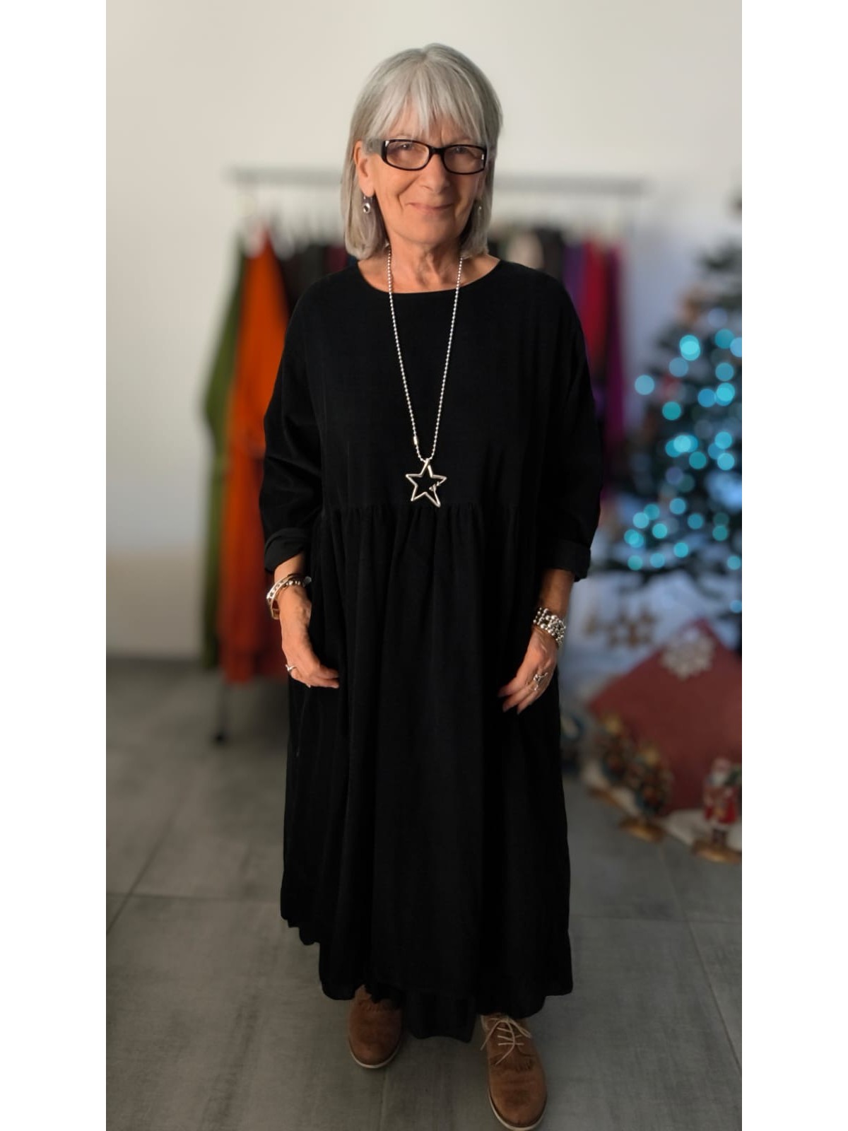 Robe femme longue couleur noir en velours fin l 2 vue poches l Tilleulmenthe mode boutique de vêtements femme en ligne