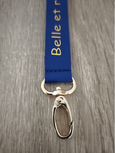 Porte clé Belle et Rebelle bleu et doré l 2 vue rapprochée l Tilleulmenthe mode boutique de vêtements femme en ligne