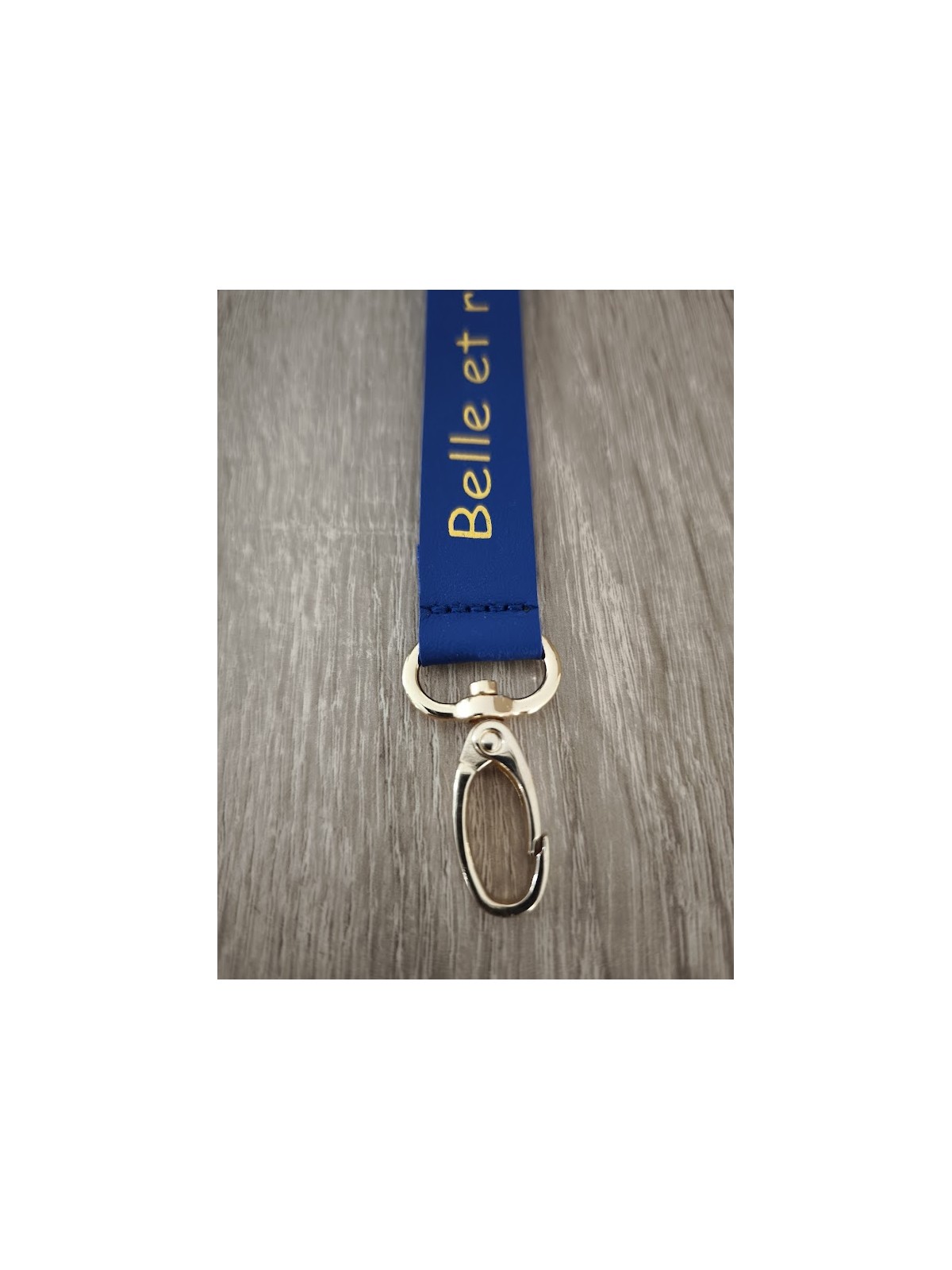 Porte clé Belle et Rebelle bleu et doré l 2 vue rapprochée l Tilleulmenthe mode boutique de vêtements femme en ligne