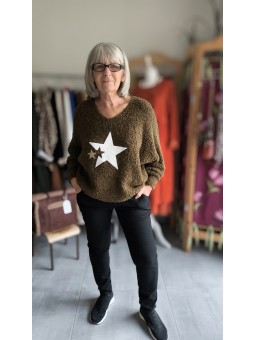 Pull étoile kaki et blanc l 1 vue porté l Tilleulmenthe mode boutique de vêtements femme en ligne