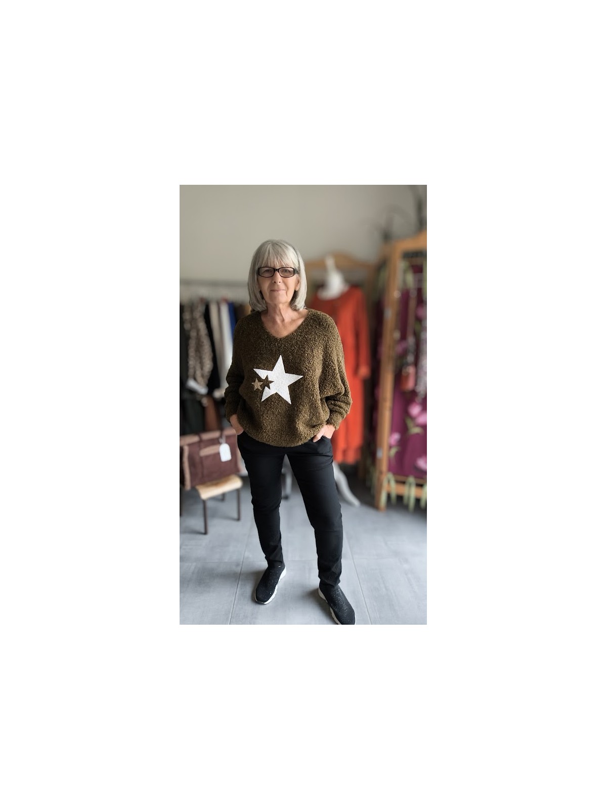 Pull étoile kaki et blanc l 1 vue porté l Tilleulmenthe mode boutique de vêtements femme en ligne