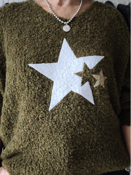Pull manches longues avec étoile kaki et blanches l 2 vue rapprochée l Tilleulmenthe mode boutique de vêtements femme en ligne