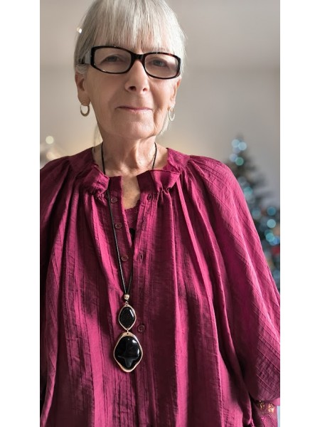 Blouse col rond bordeaux l 3 vue de près l Tilleulmenthe mode boutique de vêtements femme en ligne