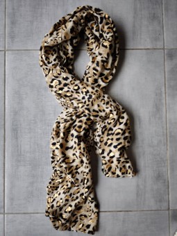 Foulard léopard avec détails dorés l 1 vue de face l Tilleulmenthe mode boutique de vêtements femme en ligne