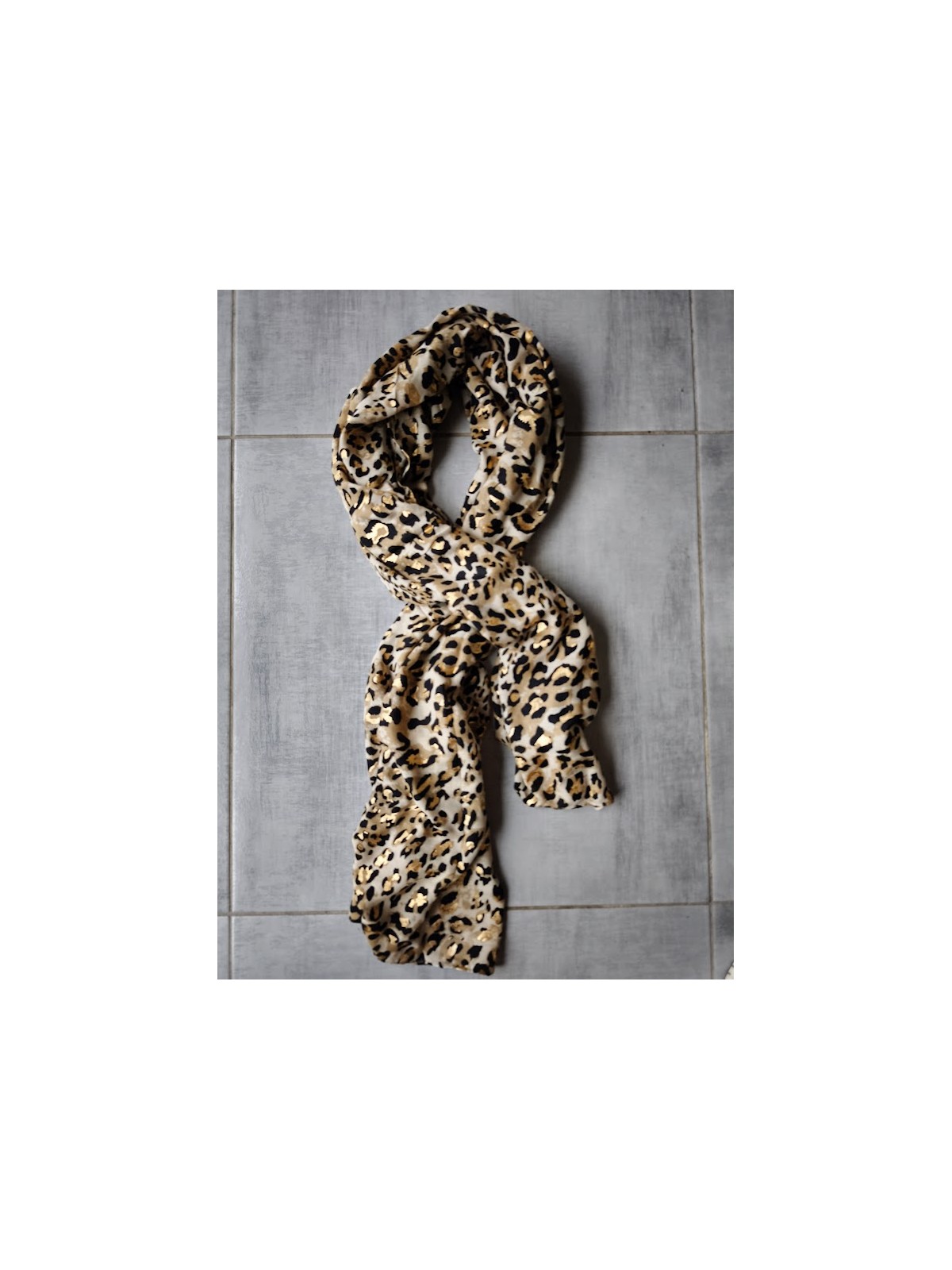 Foulard léopard avec détails dorés l 1 vue de face l Tilleulmenthe mode boutique de vêtements femme en ligne