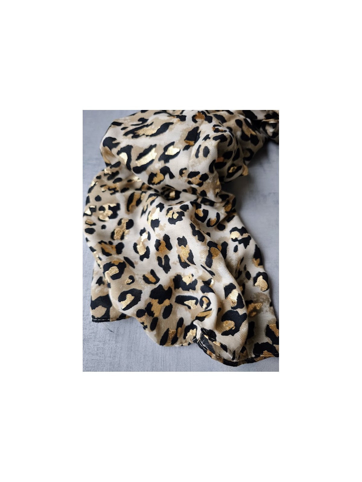 Foulard pour femme motifs léopard et doré l 2 vue rapprochée l Tilleulmenthe mode boutique de vêtements femme en ligne