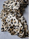 Foulard pour femme motifs léopard et doré l 2 vue rapprochée l Tilleulmenthe mode boutique de vêtements femme en ligne