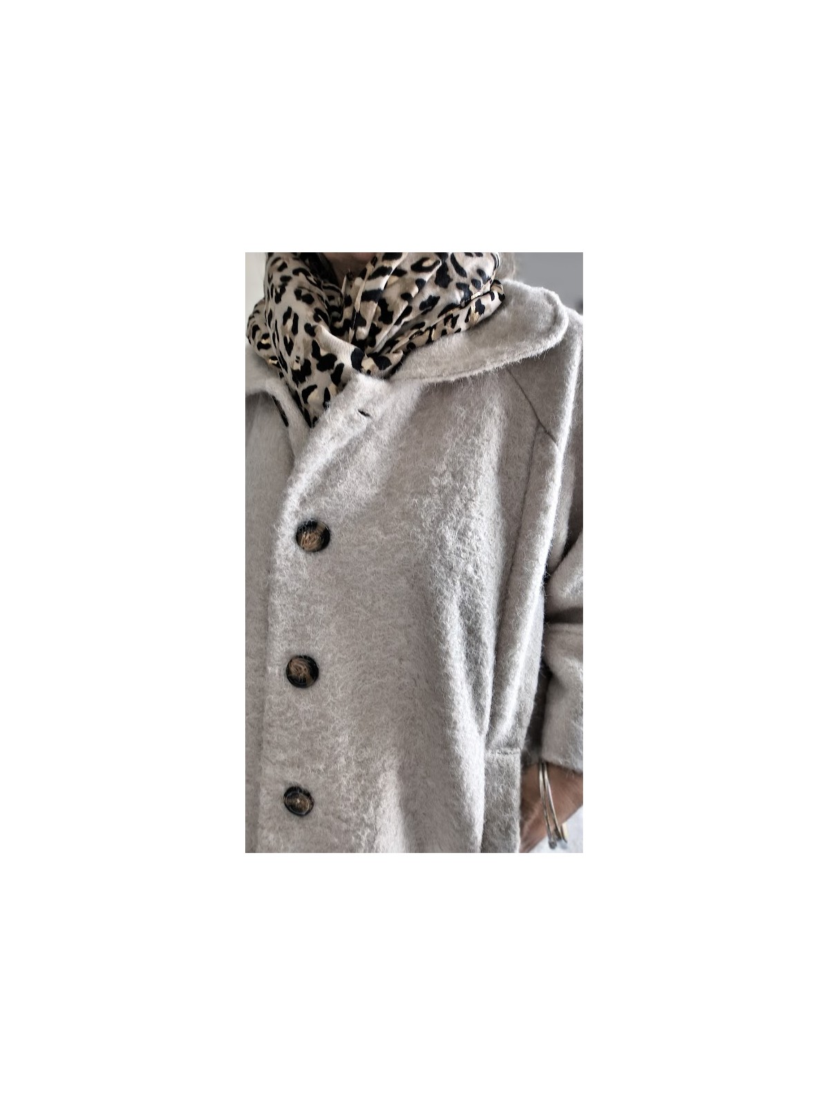 Veste écrue laine bouillie avec boutons l 2 vue portée l Tilleulmenthe mode boutique de vêtements femme en ligne