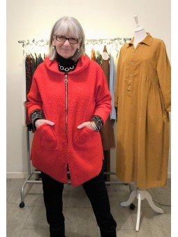 Veste rouge bouclette avec capuche l 1 vue de face l Tilleulmenthe mode boutique de vêtements femme en ligne