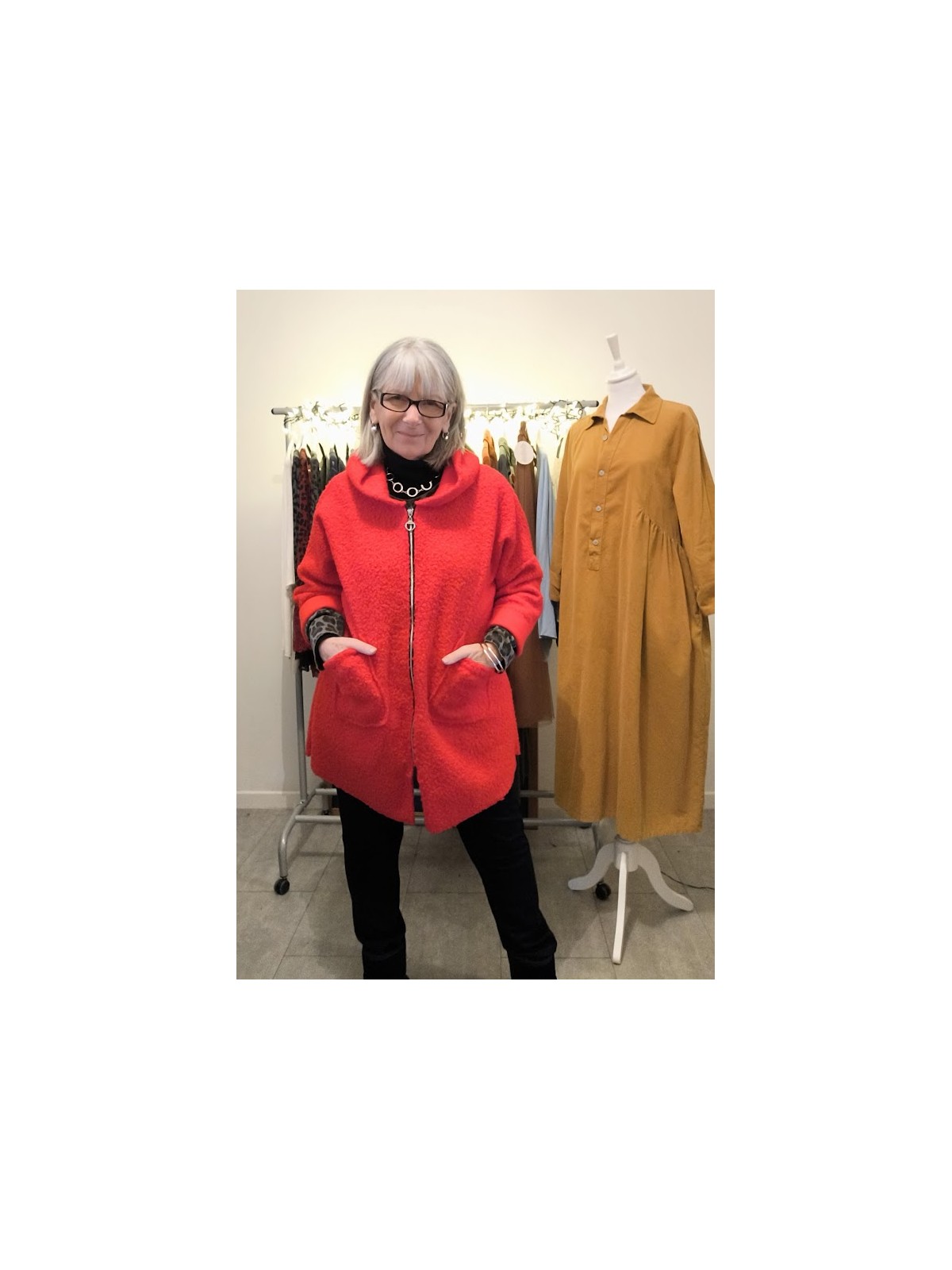 Veste rouge bouclette avec capuche l 1 vue de face l Tilleulmenthe mode boutique de vêtements femme en ligne