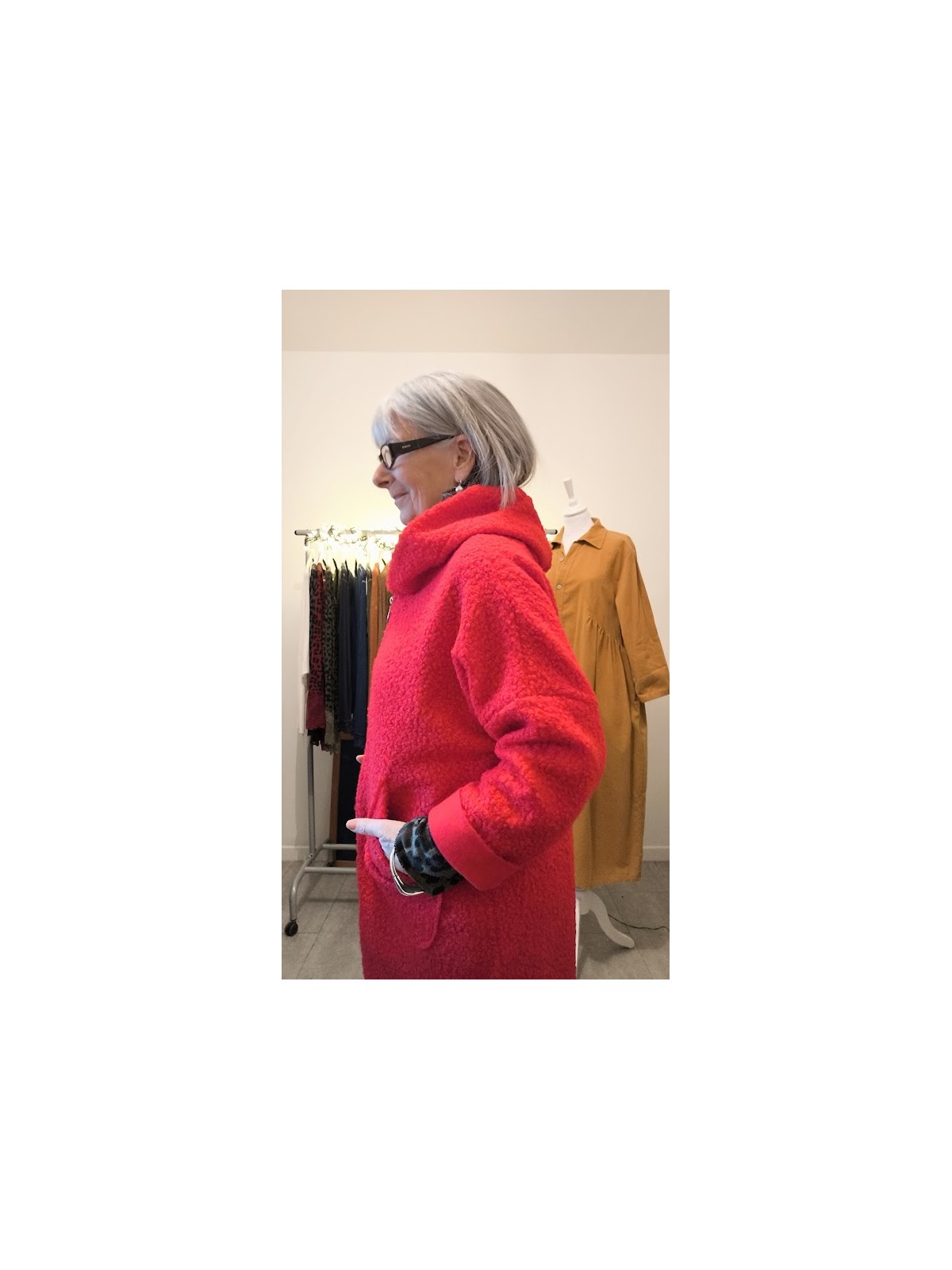 Veste rouge bouclettes avec fermeture zippée l 2 vue de profil l Tilleulmenthe mode boutique de vêtements femme en ligne