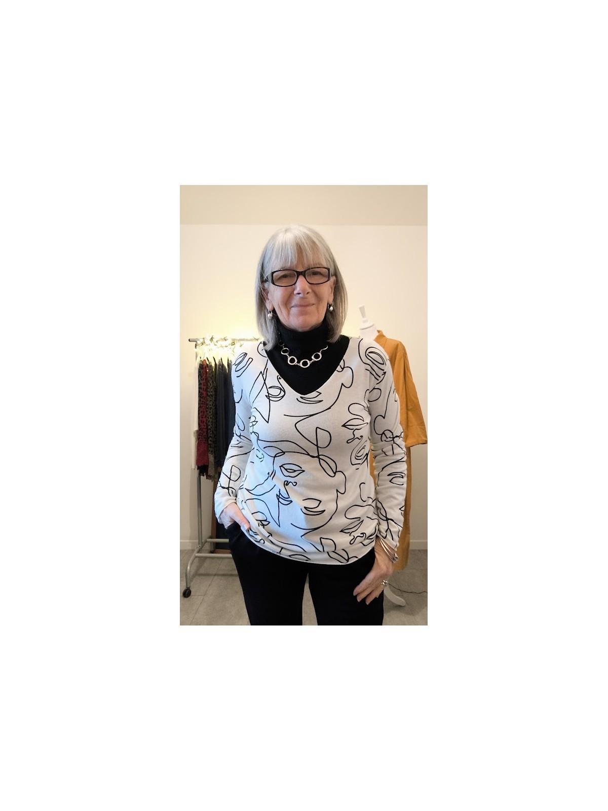 Pull fin beige imprimés visages noirs l 1 vue de face l Tilleulmethe mode boutique de vêtements femme en ligne