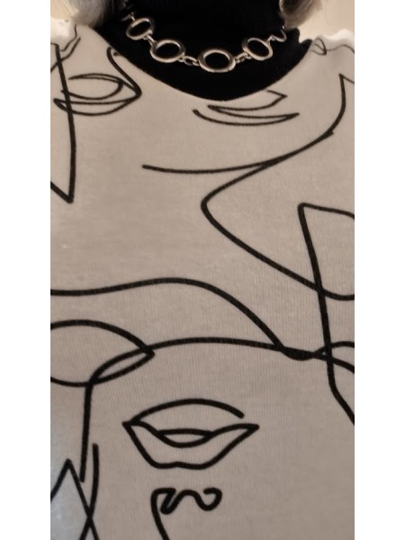 Pull beige avec imprimés visages couleur noire l 2 vue de près l Tilleulmenthe mode boutique de vêtements femme en ligne