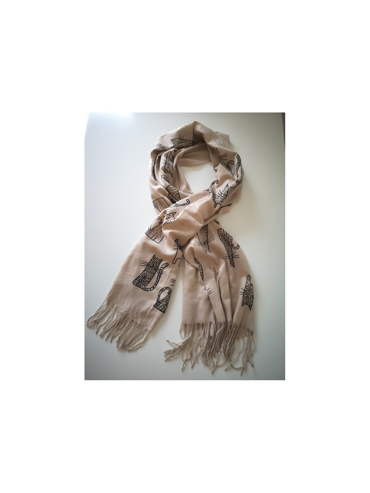 Echarpe beige et imprimés chats noir l 1 vue de face l Tilleulmenthe mode boutique de vêtements femme en ligne