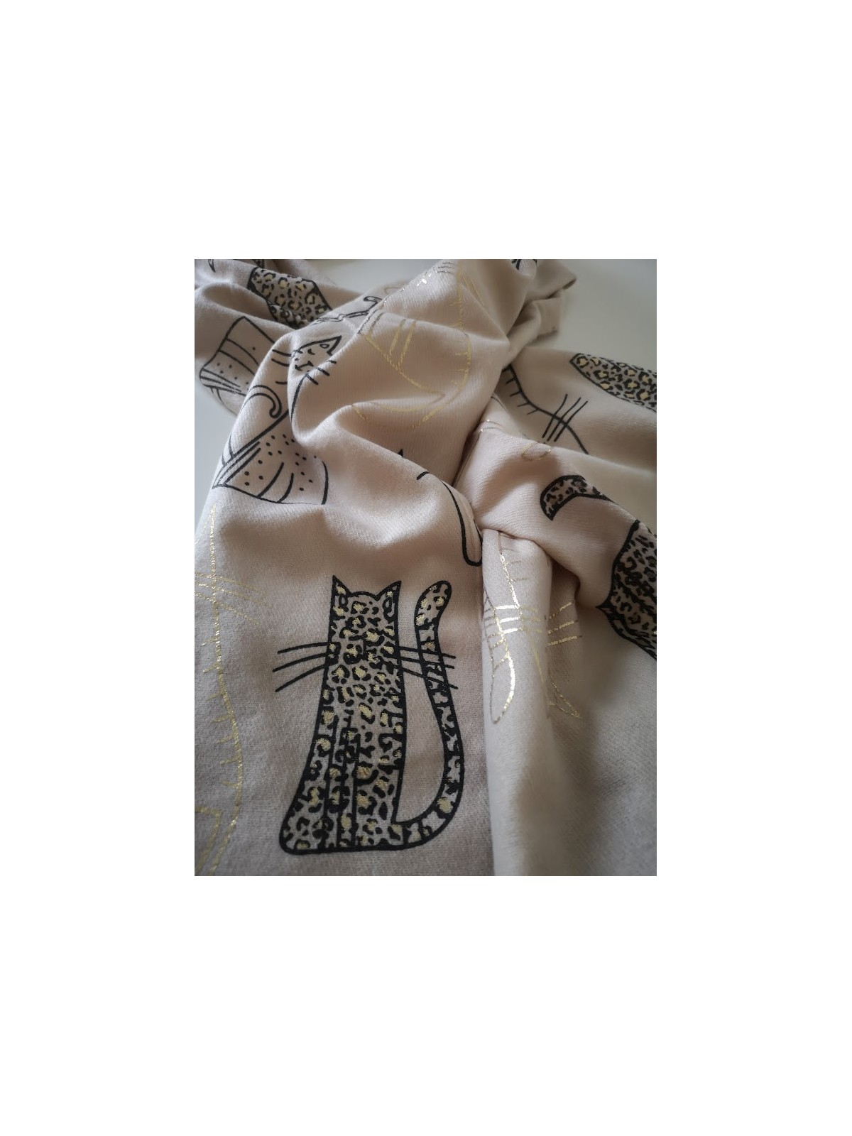 Echarpe chat beige, noire, et dorée l 2 vue rapprochée l Tilleulmenthe mode boutique de vêtements femme en ligne