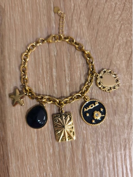 Bracelet doré avec médaillons noir l 1 vue de face l Tilleulmenthe mode boutique de vêtements femme en ligne