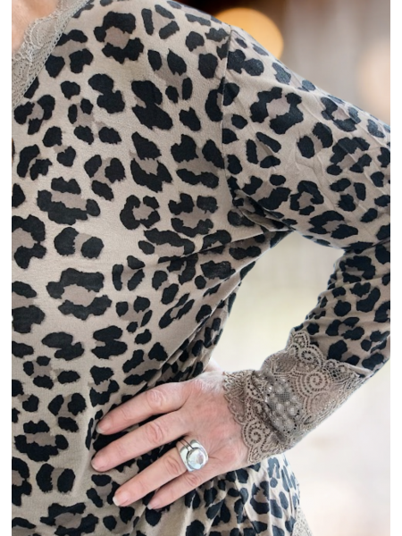 Top beige imprimé léopard l 4 vue rapprochée l Tilleulmenthe mode boutique de vêtements femme en ligne