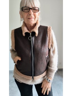 Gilet sans manche imitation cuir et moumoute l 1 vue portée l Tilleulmenthe mode boutique de vêtements femme en ligne