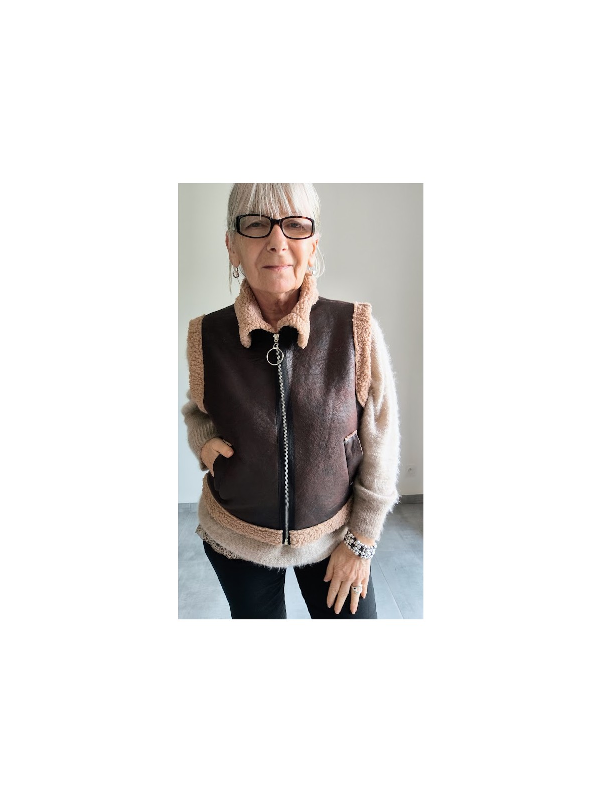 Gilet sans manche imitation cuir et moumoute l 1 vue portée l Tilleulmenthe mode boutique de vêtements femme en ligne