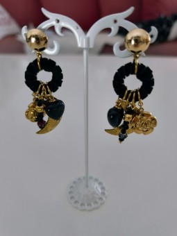 Boucles d'oreilles noires avec breloques dorées l 1 vue de face l Tilleulmenthe mode boutique de vêtements femme en ligne