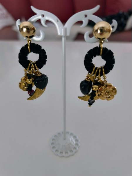 Boucles d'oreilles noires avec breloques dorées l 1 vue de face l Tilleulmenthe mode boutique de vêtements femme en ligne