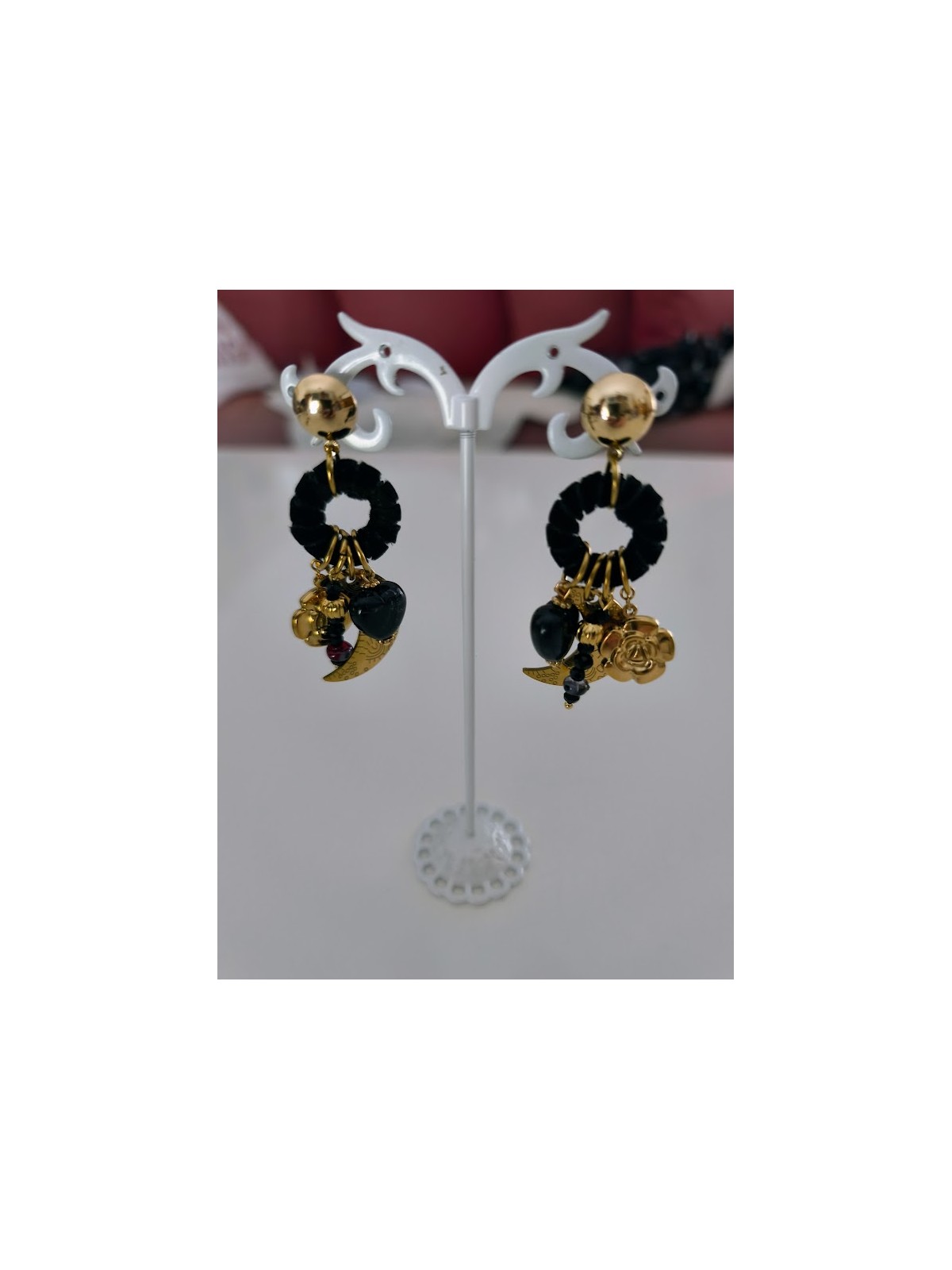 Boucles d'oreilles noires avec breloques dorées l 1 vue de face l Tilleulmenthe mode boutique de vêtements femme en ligne