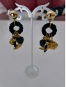 Boucles d'oreilles noires avec breloques dorées l 1 vue de face l Tilleulmenthe mode boutique de vêtements femme en ligne