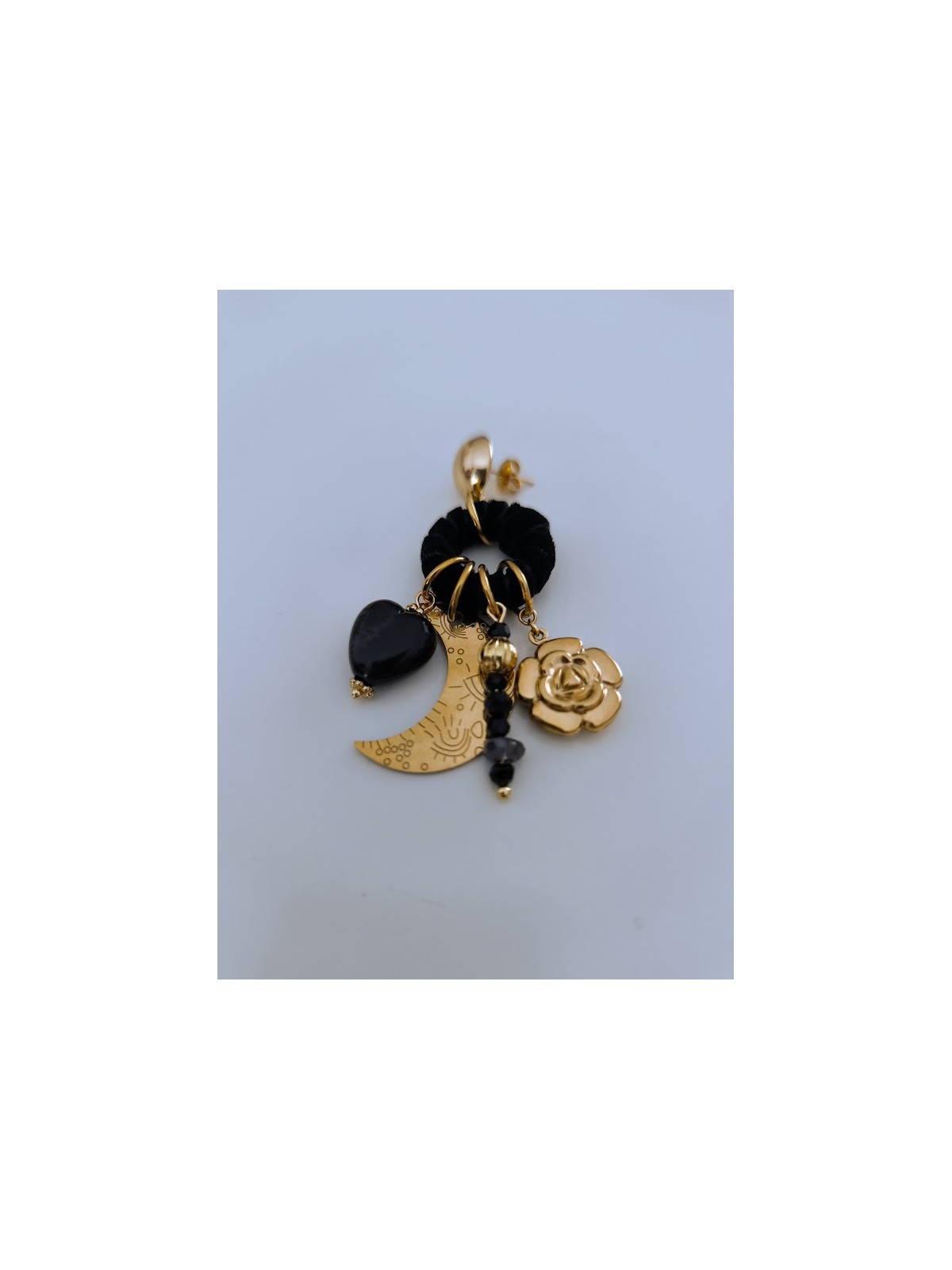 Boucles d'oreille noires avec breloques dorées l 2 vue de près l Tilleulmenthe mode boutique de vêtements femme en ligne