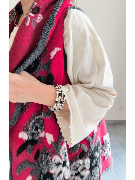 Veste sans manche laine bouillie rouge l 2 vue portée l Tilleulmenthe mode boutique de vêtements femme en ligne