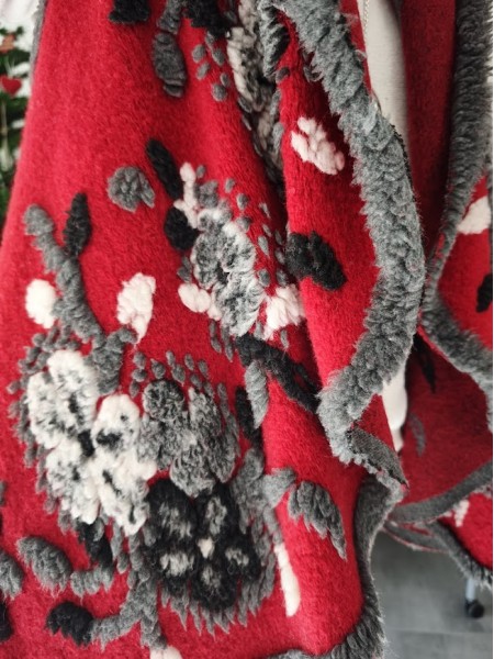 Veste rouge et grise en laine bouillie l 4 vue rapprochée l Tilleulmenthe mode boutique de vêtements femme en ligne