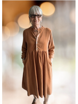 Robe longue Camel velours 100% Coton l 1 vue portée l Tilleulmenthe mode boutique de vêtements femme en ligne