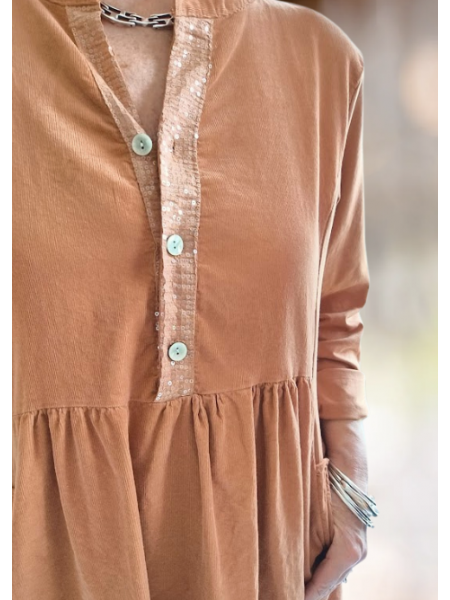 Robe boutonnée sur le devant couleur camel l 2 vue rapprochée l Tilleulmenhe mode boutique de vêtements femme en ligne