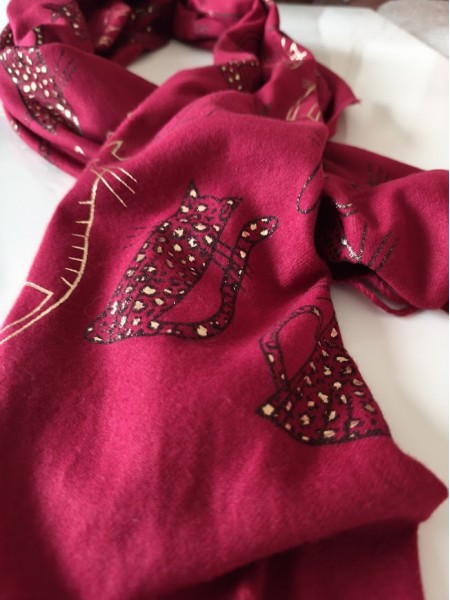 Echarpe imprimé chat couleur bordeaux l 4 vue de près l Tilleulmenthe mode boutique de vêtements femme en ligne