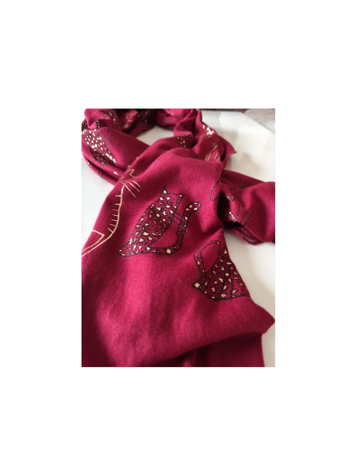Echarpe imprimé chat couleur bordeaux l 4 vue de près l Tilleulmenthe mode boutique de vêtements femme en ligne