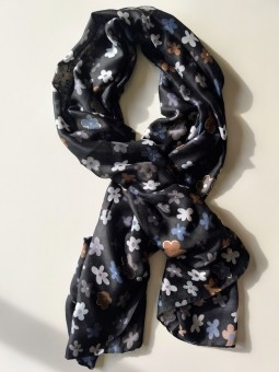 Foulard noir imprimés fleurs colorées l 1 vue de face l Tilleulmenthe mode boutique de vêtements femme en ligne